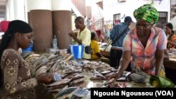 Commerce de poissons au marché Total de Brazzaville, au Congo, le 1er septembre 2017. (VOA/Ngouela Ngoussou)