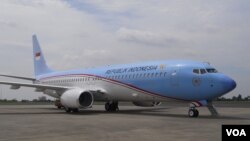 Pesawat jenis Boeing Business Jet 2 (BBJ2) 737-800 yang dipesan khusus untuk operasional Presiden Republik Indonesia, mendarat di Pangkalan Udara Halim Perdanakusuma Jakarta, Kamis (10/4). (VOA/Andylala Waluyo)