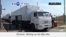 Xe tải trong đoàn xe viện trợ của Nga băng qua biên giới Ukraine (VOA60)