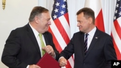 Menlu AS Mike Pompeo (kiri) dan Menhan Polandoia Mariusz Blaszczak dalam pertemuan di Warsawa, Sabtu (15/8),