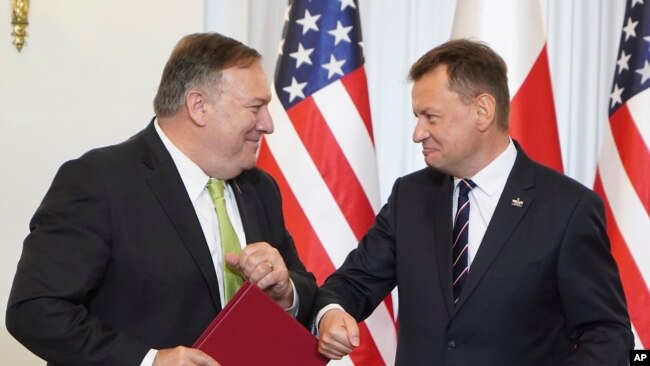 蓬佩奥国务卿同波兰国防部长布瓦什查克8月15号在华沙签署《加强防务合作协议》(EDCA)后碰肘祝贺。（照片由美联社提供）