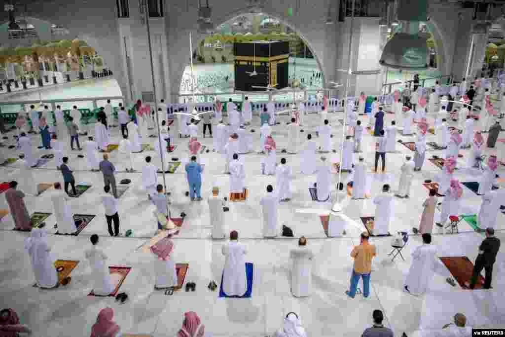 Muslims maintaining social distancing pray in the Grand Mosque in the holy city of Mecca, Saudi Arabia, for the first time in months since the COVID-19 restrictions were imposed. (Saudi Press Agency)