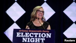ARCHIVO - La candidata demócrata a gobernadora de Arizona, Katie Hobbs, reacciona en una fiesta nocturna de elecciones de medio término en EEUU en Phoenix, Arizona, EEUU, 8 de noviembre de 2022. REUTERS/Jim Urquhart