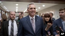 El líder de la minoría de la Cámara de Representantes, Kevin McCarthy, republicano por California, Kevin McCarthy, llega al Capitolio en Washington, el lunes 14 de noviembre de 2022. (AP Photo/J. Scott Applewhite)