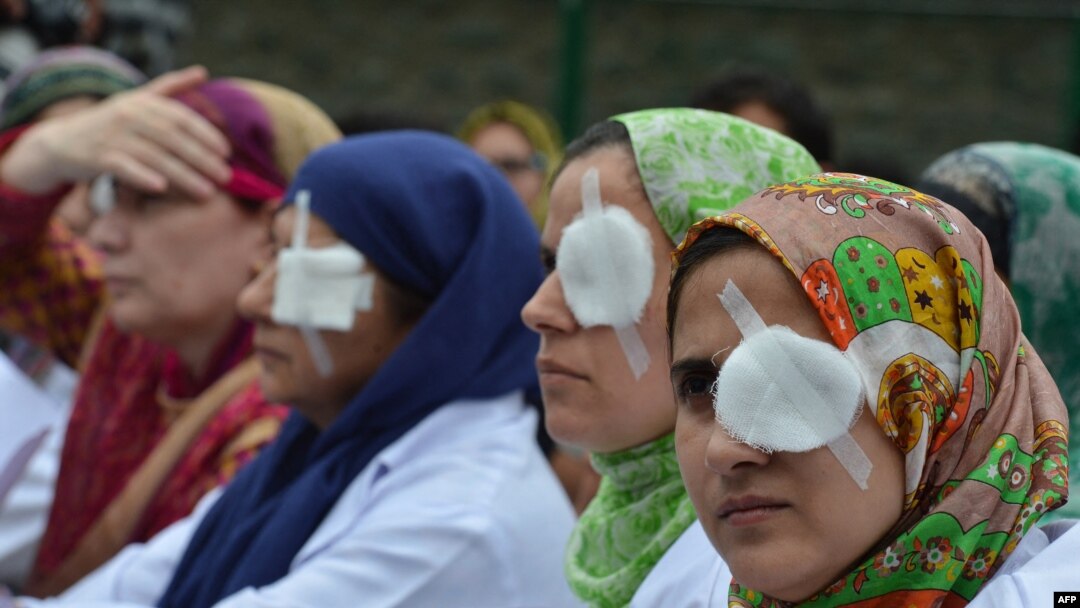 بھارتی کشمیر میں 2016 میں ہونے والے احتجاجی مظاہرے کے دوران کشمیری ڈاکٹرز نے علامتی طور پر آنکھوں میں پٹیاں باندھ رکھی ہیں۔