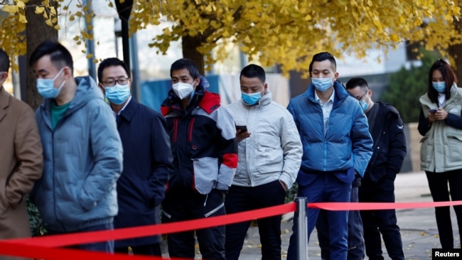 베이징시 차오양구 주민들이 15일 신종 코로나바이러스 감염 여부를 검사하기 위해 줄 서 있다. (Reuters)