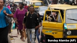 Pendant les heures de pointe dans une rue de Lagos, au Nigeria, lundi 14 novembre 2022: au cours des trois prochaines décennies, le Nigeria deviendra le 4e pays le plus peuplé du monde après l'Inde, la Chine et les États-Unis.