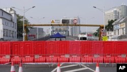 지난 11일 중국 광저우 하이주 지구에 신종 코로나바이러스 방역 통제를 위한 장벽이 설치되어있다.