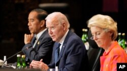 El presidente de EEUU, Joe Biden, junto a la presidenta de la Comisión Europea, Ursula von der Leyen, y el presidente de Indonesia, Joko Widodo, en la cumbre del G20, el martes 15 de noviembre de 2022, en Bali, Indonesia. 