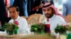 Presiden Joko Widodo (kiri) bersama Putra Mahkota dan Perdana Menteri Arab Saudi Mohammed bin Salman menghadiri jamuan makan siang KTT G20 di Nusa Dua, Bali, 15 November 2022. (Foto: AFP/Ajeng Dinar Ulfiana)
