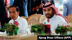 Presiden Joko Widodo (kiri) bersama Putra Mahkota dan Perdana Menteri Arab Saudi Mohammed bin Salman menghadiri jamuan makan siang KTT G20 di Nusa Dua, Bali, 15 November 2022. (Foto: AFP/Ajeng Dinar Ulfiana)