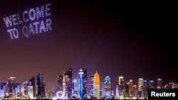 La frase "Bienvenidos a Qatar" puede verse por encima de los rascacielos de Doha días antes de que empiece el Mundial.