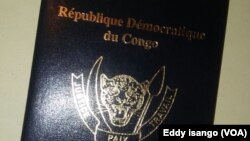 Un passeport de la RDC. (VOA/Eddy Isango)