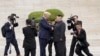 Presiden AS Donald Trump (kiri) bertemu dengan pemimpin Korea Utara Kim Jong Un di zona demiliterisasi Panmunjom, Korea Selatan, pada 30 Juni 2019. (Foto: Reuters/Kevin Lamarque)