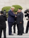 Presiden AS Donald Trump (kiri) bertemu dengan pemimpin Korea Utara Kim Jong Un di zona demiliterisasi Panmunjom, Korea Selatan, pada 30 Juni 2019. (Foto: Reuters/Kevin Lamarque)