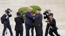 Presiden AS Donald Trump (kiri) bertemu dengan pemimpin Korea Utara Kim Jong Un di zona demiliterisasi Panmunjom, Korea Selatan, pada 30 Juni 2019. (Foto: Reuters/Kevin Lamarque)