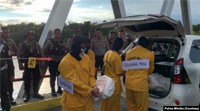 Rekonstruksi juga memperlihatkan tubuh korban dalam karung diperberat dengan bongkahan batu agar tenggelam. (Foto: Courtesy/Polres Mimika)