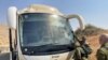 سربازان اسرائیلی در کنار اتوبوسی که از سوی دو ضارب فلسطینی هدف تیراندازی قرار گرفت. دره اردن در کرانه باختری. ۴ سپتامبر ٢٠٢٢