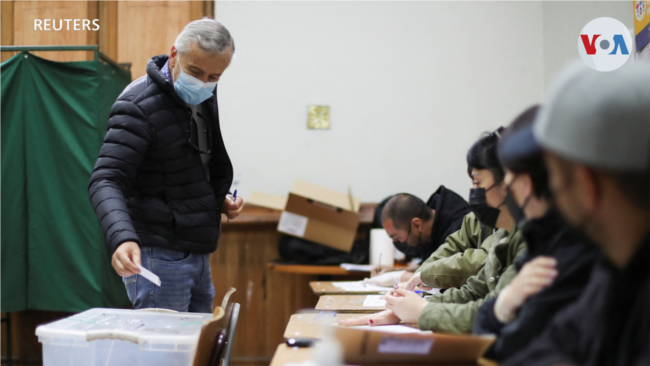 En Fotos | Chilenos acuden a las urnas para decidir sobre nueva constitución 