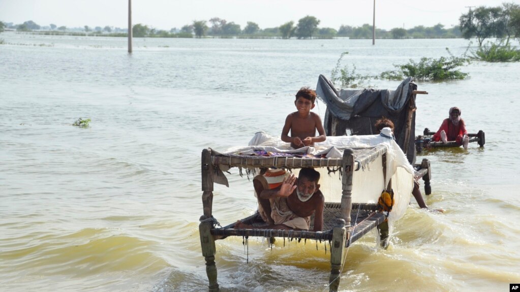 洪水中的巴基斯坦灾民。(photo:VOA)