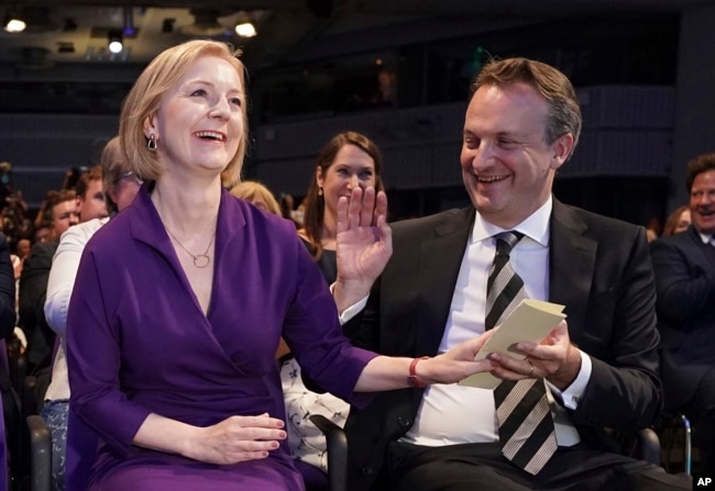 伊丽莎白·特拉斯（Liz Truss）和她的丈夫休·奥莱瑞在伦敦举行的英国保守党大会上。（2022年9月5日）