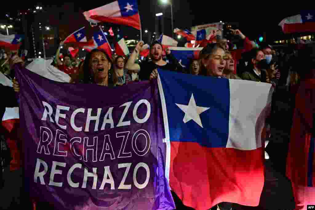 CHILE - El 4 de septiembre de este año, los chilenos rechazaron el cambio de la Constitución del país, lo que supuso un giro para el proyecto de gobierno del presidente Gabriel Boric. Escribir una nueva Carta Magna -rechazada en referéndum- se demoró dos años luego de violentas protestas sociales y el proceso transcurrió entre una sociedad polarizada.