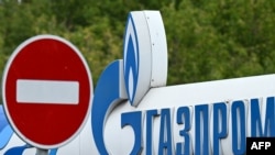 Logo raksasa energi Rusia Gazprom di sebuah pompa bensin di Moskow, 1 September 2022. (Kirill KUDRYAVTSEV / AFP)