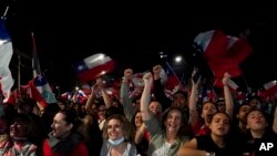شادمانی مخالفان پیش‌نویس قانون اساسی جدید شیلی در سانتیاگو. ۴ سپتامبر ٢٠٢٢ 