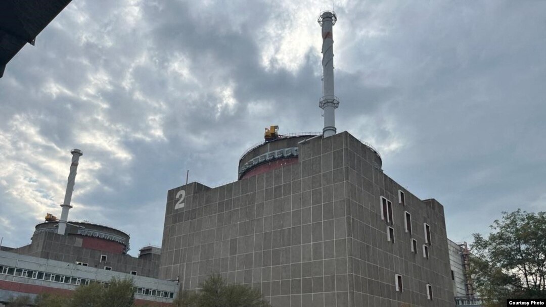 Bangunan pembangkit tenaga nuklir Zaporizhzhia yang dikuasai Rusia di wilayah Ukraina, saat kunjungan pakar Badan Tenaga Atom Internasional (IAEA), Jumat, 2 September 2022. (Foto: IAEA via Reuters)
