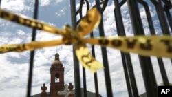 ARCHIVO - La policía acordona la escena del crimen alrededor de la iglesia de Cerocahui, México, el 22 de junio de 2022, donde dos sacerdotes jesuitas fueron asesinados.