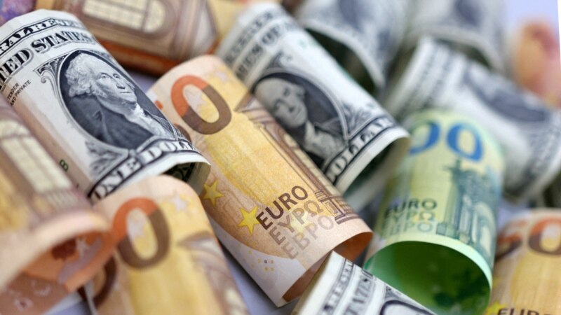 El euro se hunde por debajo del dólar a un nuevo mínimo de 20 años