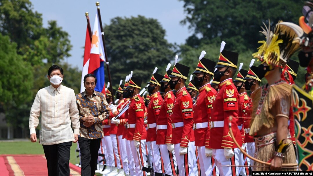 Presiden Joko Widodo berjalan bersama Presiden Filipina Ferdinand "Bongbong" Marcos Jr saat memeriksa para pengawal kehormatan setibanya di Istana Kepresidenan Bogor, 5 September 2022. (Foto: Antara/Sigid Kurniawan via REUTERS)