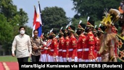 Presiden Joko Widodo berjalan bersama Presiden Filipina Ferdinand "Bongbong" Marcos Jr saat memeriksa para pengawal kehormatan setibanya di Istana Kepresidenan Bogor, 5 September 2022. (Foto: Antara/Sigid Kurniawan via REUTERS)