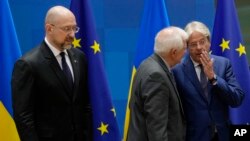 ລາຍການກະຈາຍສຽງຂອງວີໂອເອ ລາວ: EU ສັນ​ຍາ​ຈະ​ໃຫ້​ການ​ສະ​ໜັບ​ສະ​ໜູນ​ທາງ​ທະ​ຫານ​ຕໍ່​ ຢູ​ເຄ​ຣນ, ພິ​ຈາ​ລະ​ນາ​ມາດ​ຕະ​ການ​ລົງ​ໂທດ​ໃໝ່ ​ຕໍ່ ຣັດ​ເຊຍ