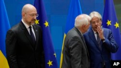 Perdana Menteri Ukraina Denys Shmyhal (kiri), Kepala Kebijakan Luar Negeri Uni Eropa Josep Borrell (tengah), dan Komisaris Ekonomi Eropa Paolo Gentiloni menghadiri pertemuan Dewan Asosiasi Uni Eropa-Ukraina di Dewan Eropa, Brussels,Senin, 5 September 2022. (AP /Virginia Mayo)
