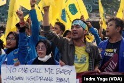 Sejumlah elemen mahasiswa hari Senin (5/9) menggelar demonstrasi di Patung Kuda, di Medan Merdeka Barat, yang terletak hanya beberapa ratus meter dari Istana Negara, Jakarta.(Indra Yoga/VOA)