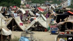  بلوچستان میں مون سون کے باعث آنے والے سیلاب سے متاثرہ بے گھر خاندان جعفرآباد ڈسٹرکٹ میں پناہ لئےہوئے ہیں ۔فوٹو اے پی- ستمبر 2022 