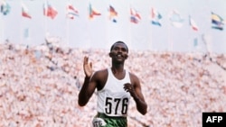 Kipchoge Keino salue la foule après avoir franchi la ligne d'arrivée de la finale masculine du 3 000 m steeple lors des Jeux Olympiques de 1972 à Munich, le 5 septembre 1972.