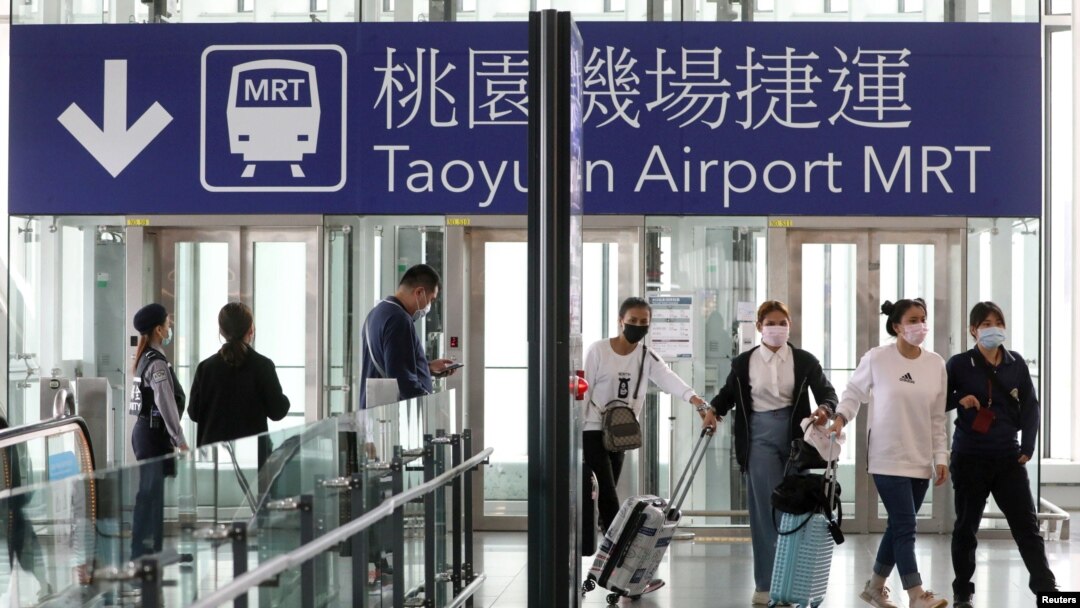 旅客抵達台灣桃園國際機場（2020年3月18日）