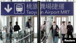 一批乘客抵達台灣桃園國際機場。 （路透社2020年3月18日）
