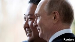 Presiden Rusia Vladimir Putin dan pemimpin Korea Utara Kim Jong Un berpose untuk foto selama pertemuan mereka di Vladivostok, Rusia, 25 April 2019. (Foto: via Reuters)