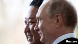 Foto Achiv: Prezidan Ris Vladimir Putin ak lide Kore di No Kim Jong Un poze pou yon foto pandan rankont yo nan Vlaldivostok, Larisi, 25 Avril, 2019. 
