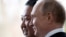 Foto Achiv: Prezidan Ris Vladimir Putin ak lide Kore di No Kim Jong Un poze pou yon foto pandan rankont yo nan Vlaldivostok, Larisi, 25 Avril, 2019. 