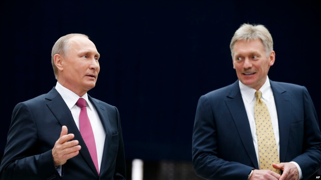 Phát ngôn nhân Điện Kremlin Dmitry Peskov ở bên trái Tổng thống Nga Vladimir Putin