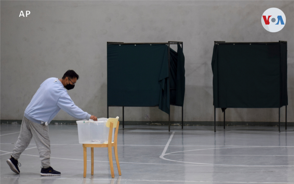 Un recluso emite su voto en el gimnasio de una prisión durante el plebiscito sobre en Santiago de Chile.&nbsp;