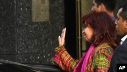 La vicepresidenta argentina Cristina Fernández saluda a sus simpatizantes al salir de su casa cuatro días después de que una persona le apuntara con un arma en el barrio de Recoleta de Buenos Aires, Argentina, el 5 de septiembre de 2022.