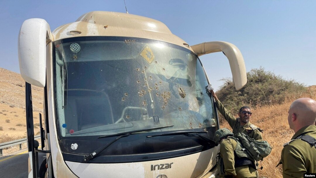 Tentara Israel memeriksa kerusakan di dalam bus, di lokasi serangan penembakan di Lembah Yordan, di Tepi Barat yang diduduki Israel, 4 September 2022.