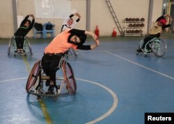 Nilofar y sus compañeras de la selección nacional de baloncesto de Afganistán durante un entrenamiento en Kabul el 7 de febrero de 2020.