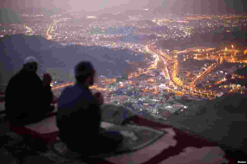 Dua orang jamaah berdoa di puncak Gunung Thor di kota suci Mekkah, Arab Saudi.