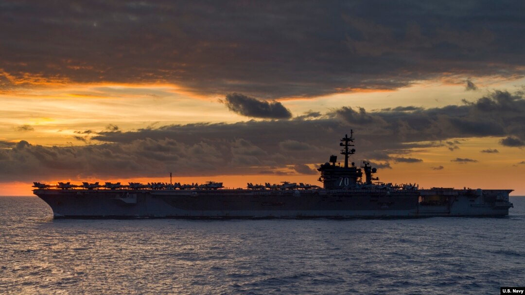 Kapal induk kelas Nimitz USS Carl Vinson (CVN 70) saat transit di Laut Cina Selatan, 10 Februari 2018. (Foto: dok).